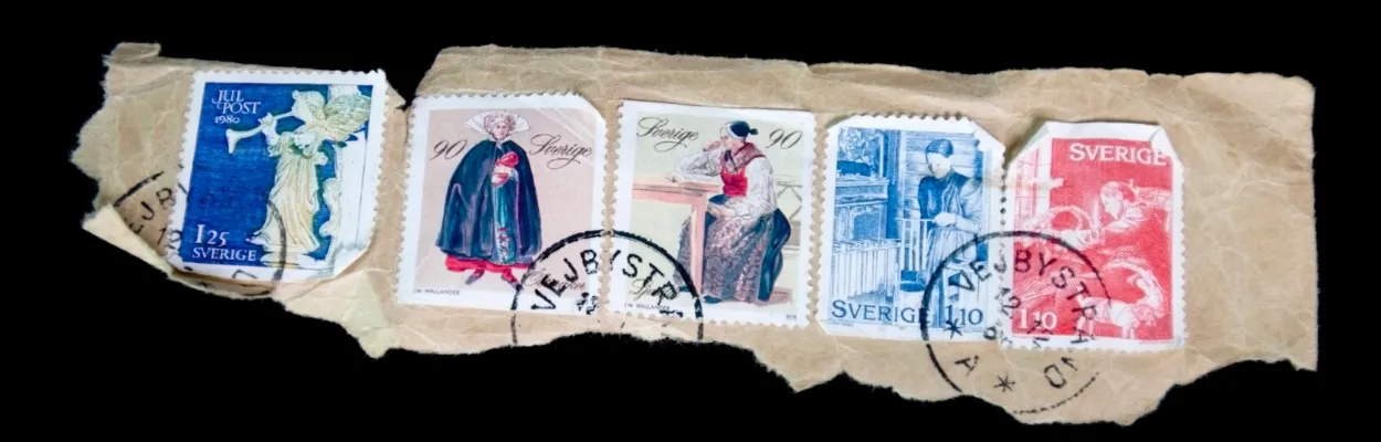Znaczki pocztowe naklejone na kawałku papieru