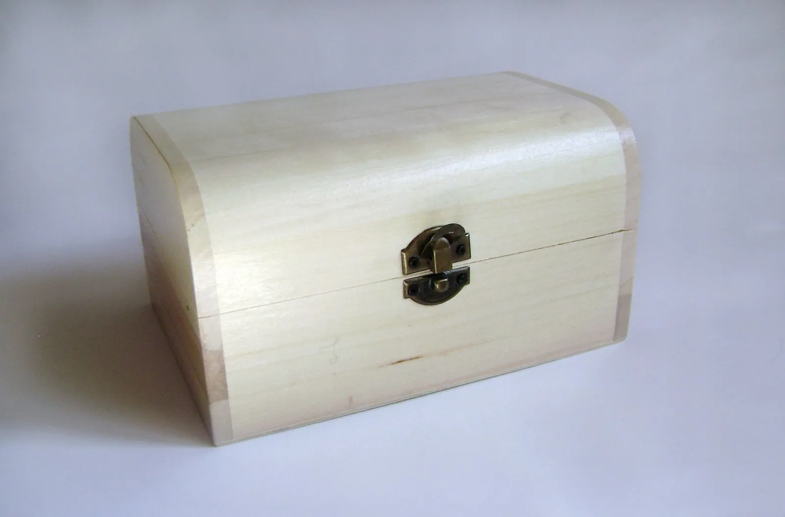 jak ozdobić drewniane pudełka, jasne drewniane pudełko z połyskiem