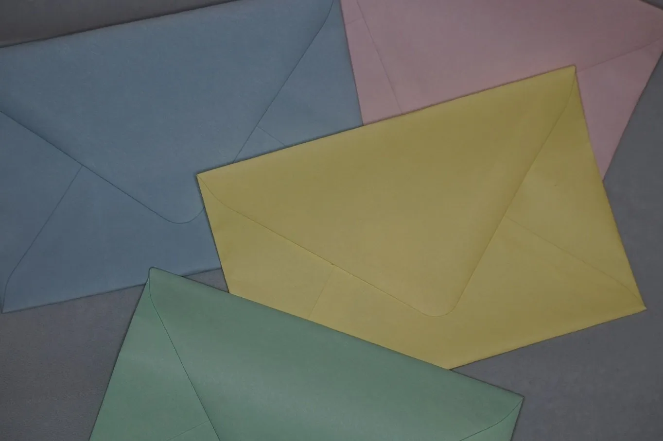 Kolorowy papier zastosowany w produkcji kopert