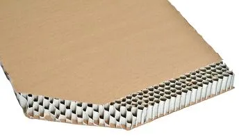 Tektura o strukturze plastra miodu wykorzystywana w kartonach podczas transportu towarów