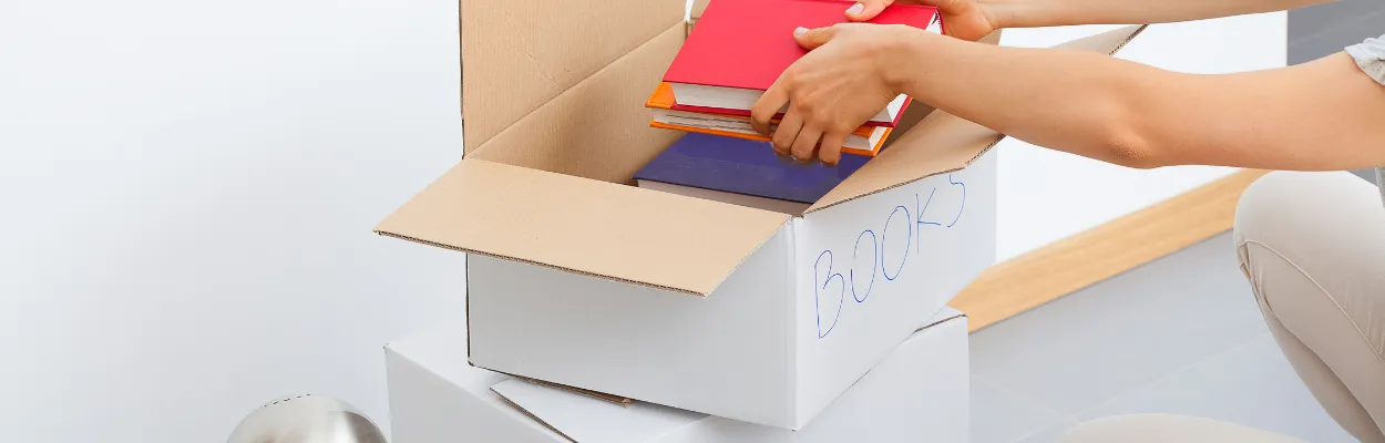 Pakowanie książek do kartonu