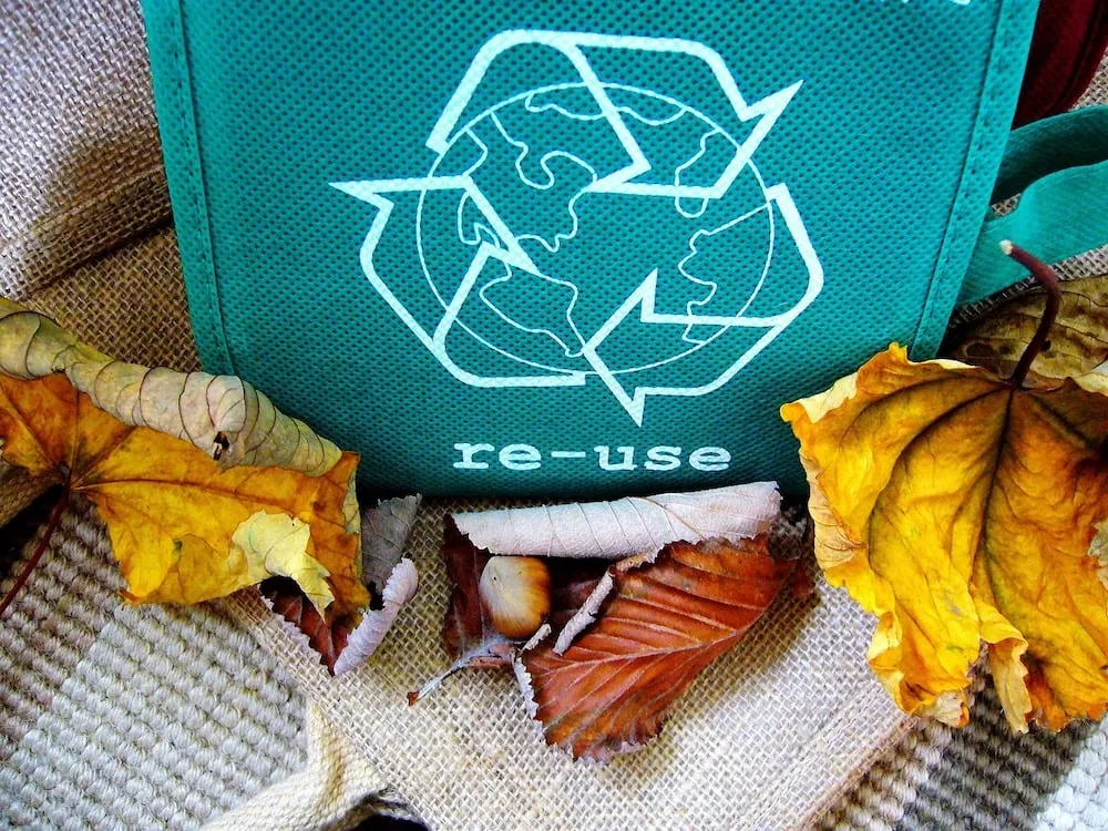 jak pakować przesyłki w duchu zero waste, less waste, odpady, śmieci, recykling, recycling, ponowne przetworzenie