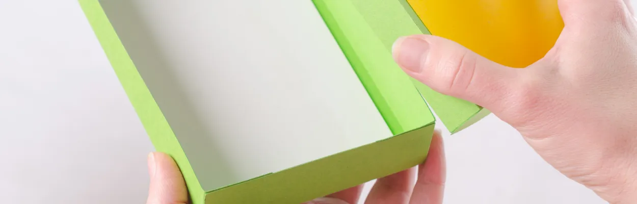 Pudełko tekturowe w kolorze zielonym z pokrywką