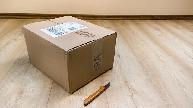Paczka na podłodze, jak otworzyć paczkę?