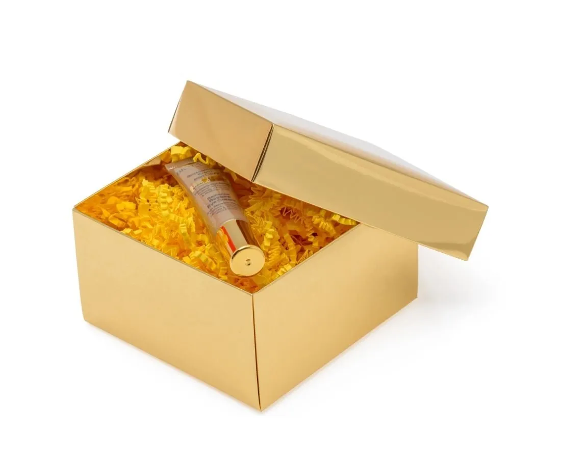 Złote pudełko laminowane z prezentem w środku