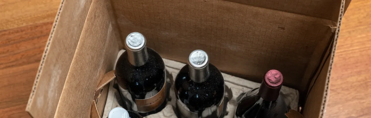 Butelki szklane ustawione w solidnym opakowaniu kartonowym