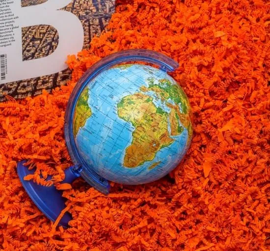 Globus na tle pomarańczowego sizzlepak