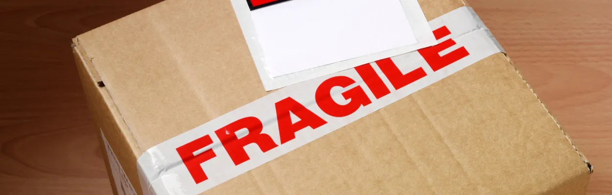 Karton oklejony taśmą z napisem Fragile