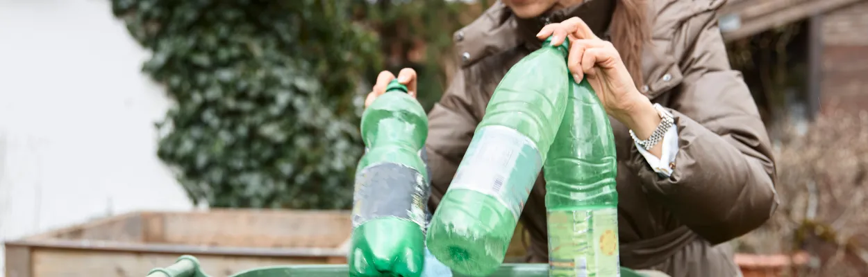 Wyrzucanie plastikowych butelek