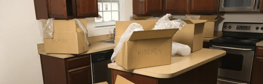 Kartony i folia bąbelkowa - pakowanie sprzętów w kuchni