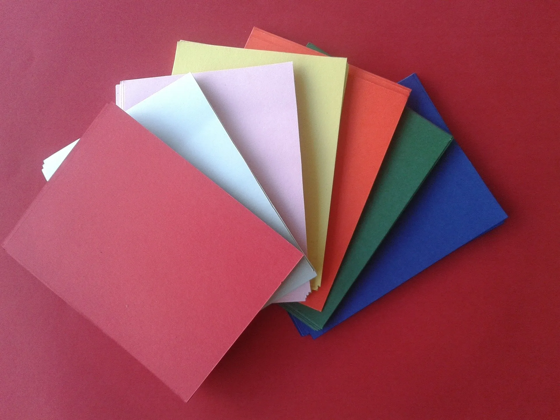 Kolorowe koperty ozdobne