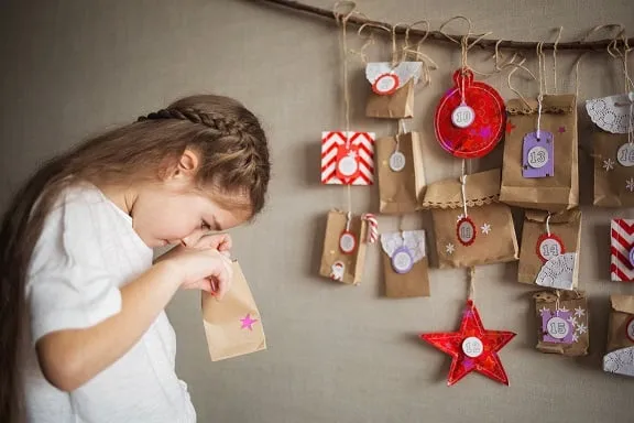 Dziewczynka zagląda do kalendarza adwentowego z torebek