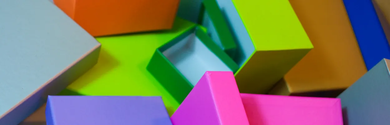 Kolorowe pudełka kartonowe