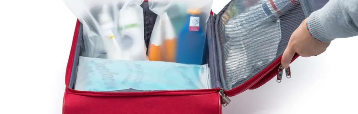 Kosmetyki zapakowane w torebki matowe strunowe i włożone do walizki