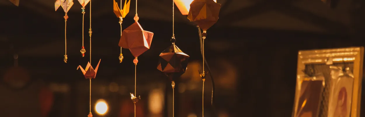 Podwieszone pod lampami modele origami