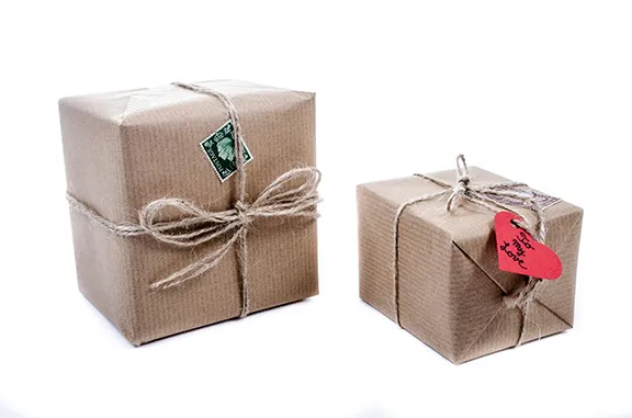 Pakowanie prezentów z użyciem pudełek kartonowych