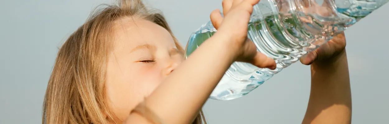 Dziecko pijące wodę z butelki
