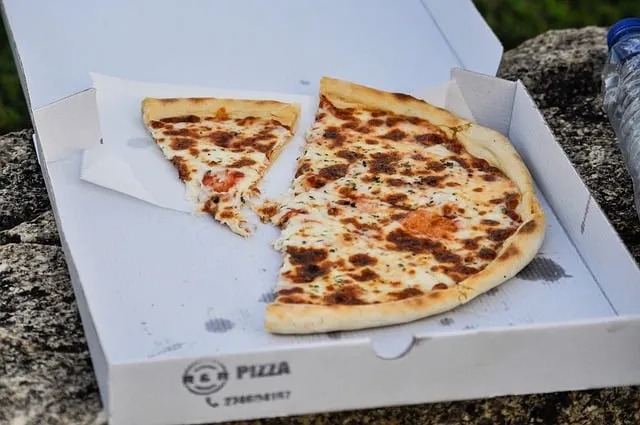 Dlaczego pudełko na pizzę jest kwadratowe? 