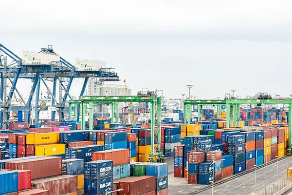 port-logistyczny-z-kontenerami