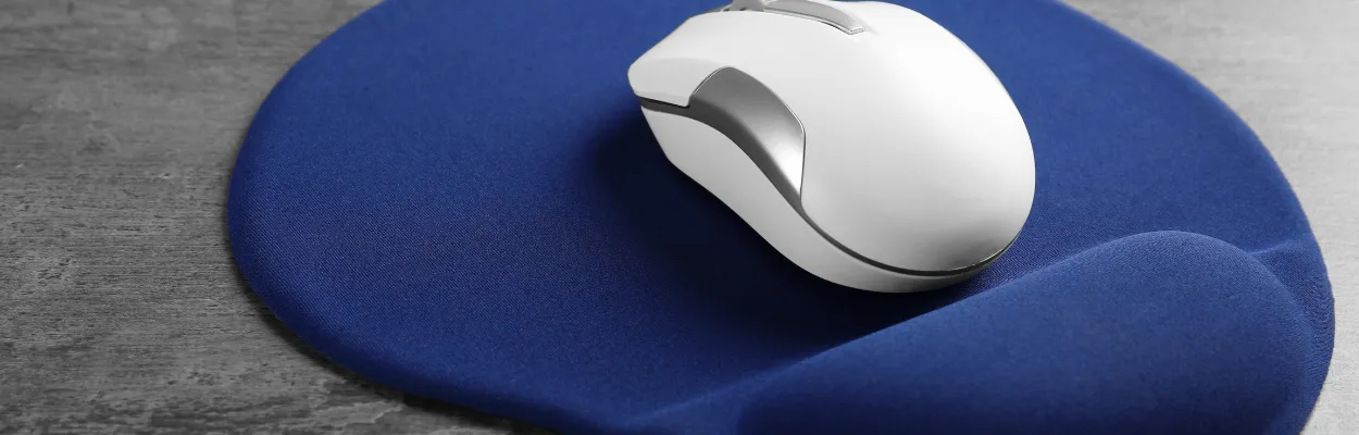Myszka na niebieskiej podkładce z odpowiednim profilowaniem na nadgarstek