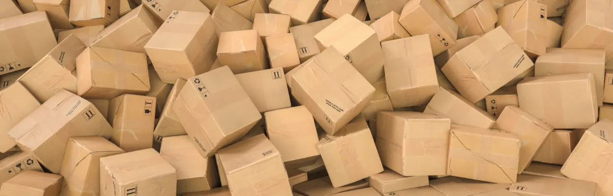 Stos pudełek kartonowych