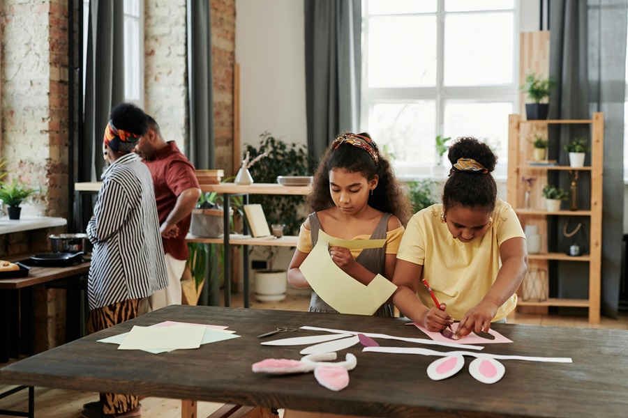 Dziewczynki robią koszyk wielkanocny z papieru