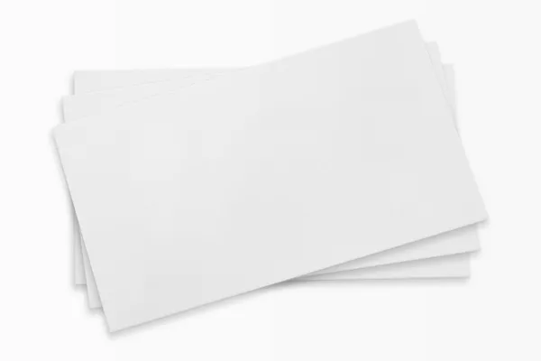 Białe koperty papierowe