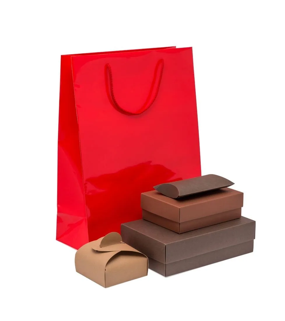 Czerwona torba prezentowa i brązowe pudełka ozdobne
