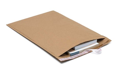 Ekologiczna koperta bezpieczna z wypełnieniem z ciętego papieru, alternatywa dla kopert bąbelkowych.
