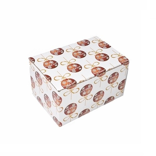 Białe opakowanie ozdobne z motywem bożonarodzeniowych bombek w kolorze czerwonym do pakowania różnego rodzaju upominków