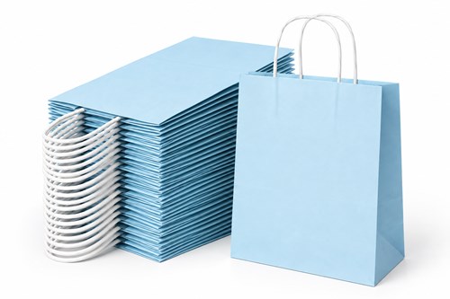 Zestaw 50 toreb papierowych w kolorze pastelowego niebieskiego o wymiarach 240 × 100 × 320 mm, ze skręcanymi uchwytami i dnem klockowym