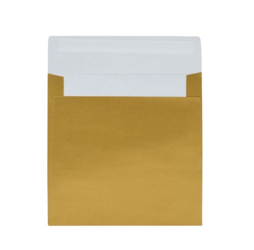 Złoto-perłowa koperta o formacie K4 i rozmiarach 156x156mm doda każdej wręczanej kartce uroku i elegancji