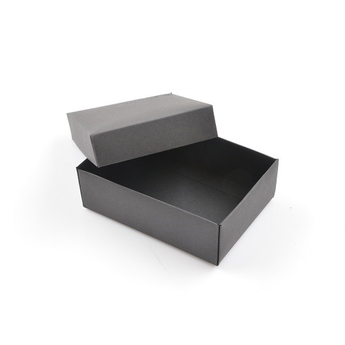 czarne pudełko tekturowe