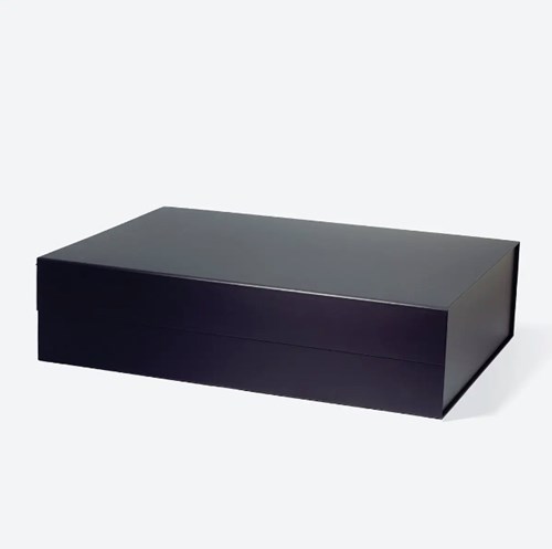 Czarne pudełko magnetyczne XXL Medium 600×440×152 mm z zamknięciem magnetycznym z połowiczną klapą.
