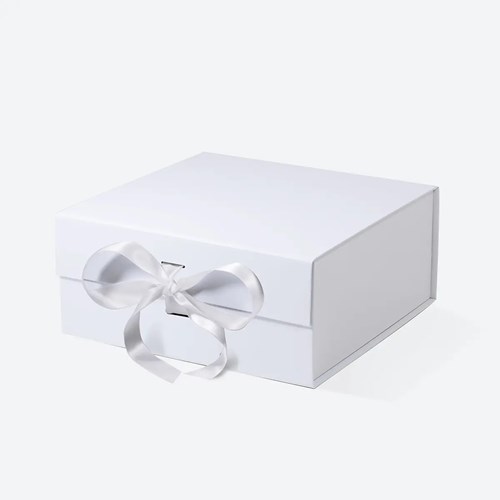 Białe pudełko magnetyczne 255×255×115 mm ze wstążką