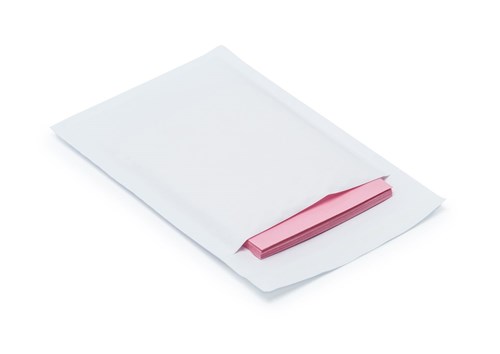 Biała, papierowa koperta z wypełnieniem bąbelkowym o wymiarach 120x175 i formacie A11  z paskiem samoprzylepnym 