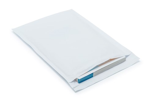 Biała, papierowa koperta z wypełnieniem bąbelkowym o wymiarach 290x370 i formacie H18 z paskiem samoprzylepnym 