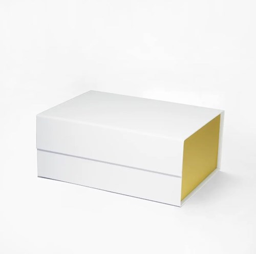 Białe pudełko magnetyczne 235×170×100 mm ze złotym wnętrzem i satynową wstążką