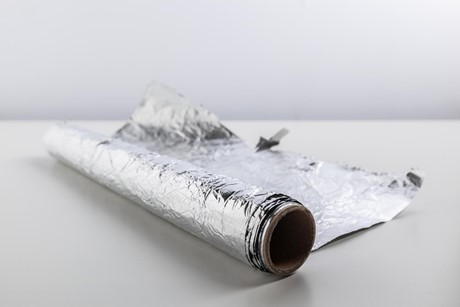 Folia aluminiowa. Która strona zatrzymuje ciepło? Zapamiętaj