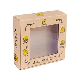 kartonów Alleluja ustawionych w stosy, część z włożonymi słodyczami lub prezentami.