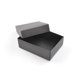 czarne pudełko tekturowe