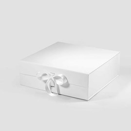 Białe pudełko magnetyczne 330×330×115 mm ze wstążką