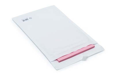 Biała, papierowa koperta z wypełnieniem bąbelkowym o formacie F16 z paskiem samoprzylepnym