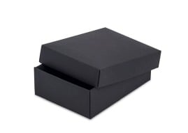 czarne pudełko kartonowe