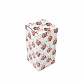 Pudełko świąteczne w kolorze białym z czerwonymi bombkami