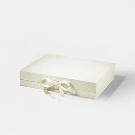 Pudełko magnetyczne A4 kość słoniowa ze wstążką 330×255×70 mm