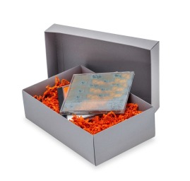 szare opakowanie tekturowe