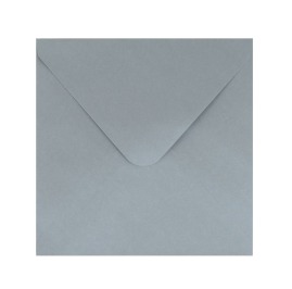 Kwadratowa koperta w klasycznym kolorze perłowego srebra dopełni idealnie Wasze listy, kartki i prezenty