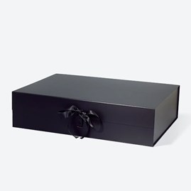 Czarne pudełko magnetyczne XXL Medium 600×440×152 mm z wymienną satynową wstążką i zamknięciem magnetycznym z połowiczną klapą.