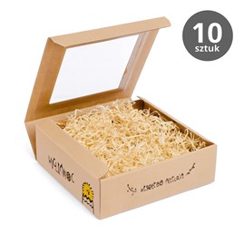 Karton Alleluja z widocznym okienkiem, w środku słodycze lub mały upominek, tło świąteczne (pisanki, bazie, koszyczek).